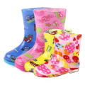 Bottes de pluie en PVC faisant la machine